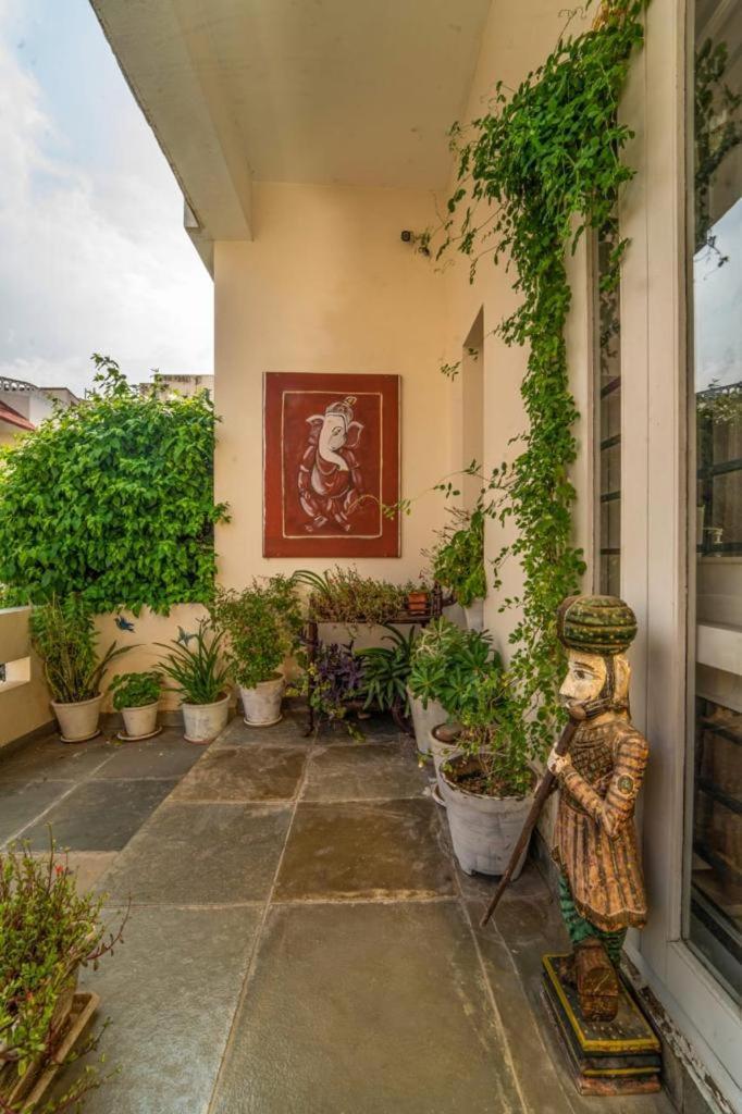 Santosh - The House Of Antiques And Art *