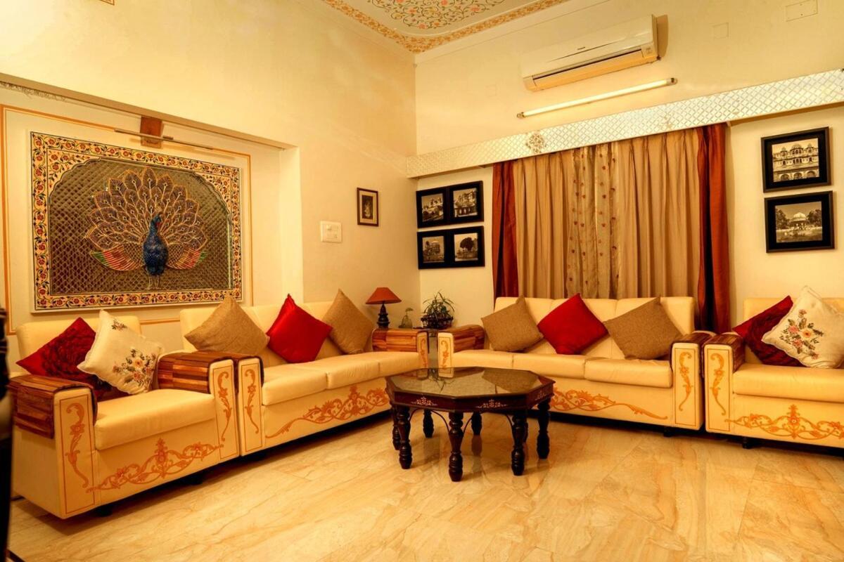 Santosh - The House Of Antiques And Art Holiday home *